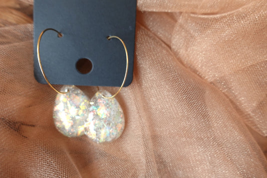 Flake glitter oorbellen druppelvorm hoops goudkleurig