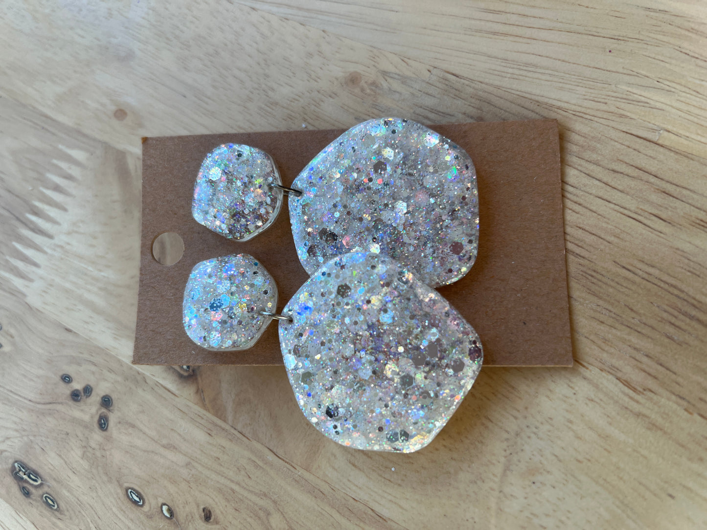 Organische oorbellen koel wit zilver glitter- felgekleurde oorbellen SKU 123