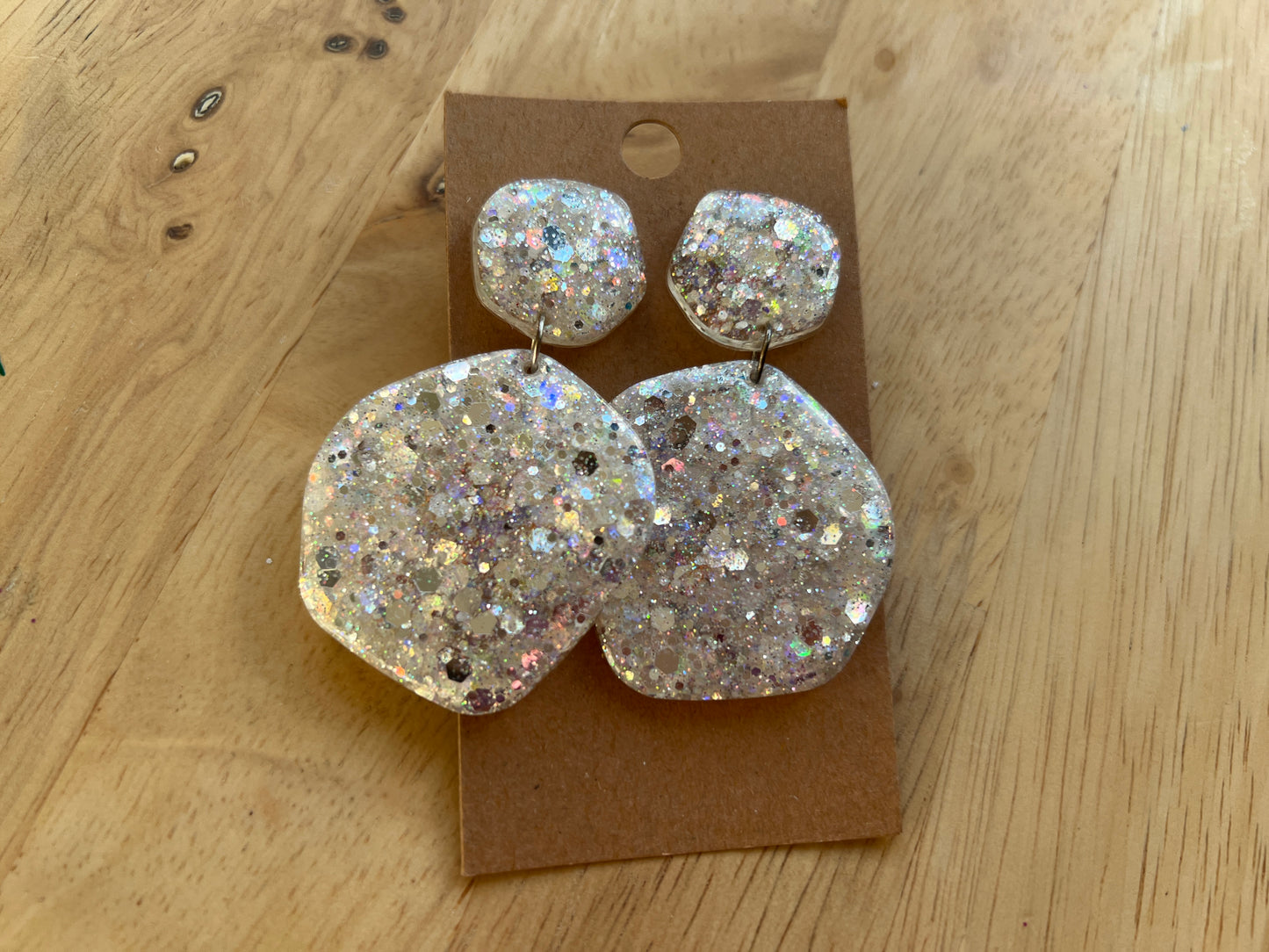 Organische oorbellen koel wit zilver glitter- felgekleurde oorbellen SKU 123