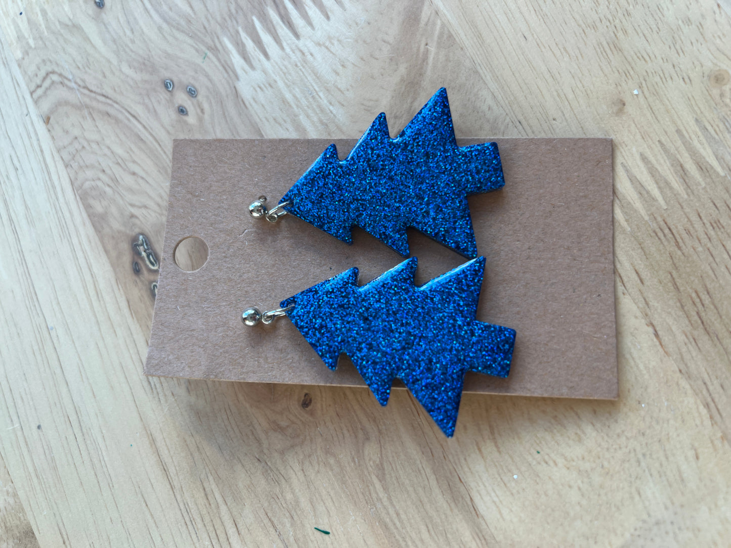 Holografische donkerblauwe kerstboom oorbellen met knoopje SKU 14