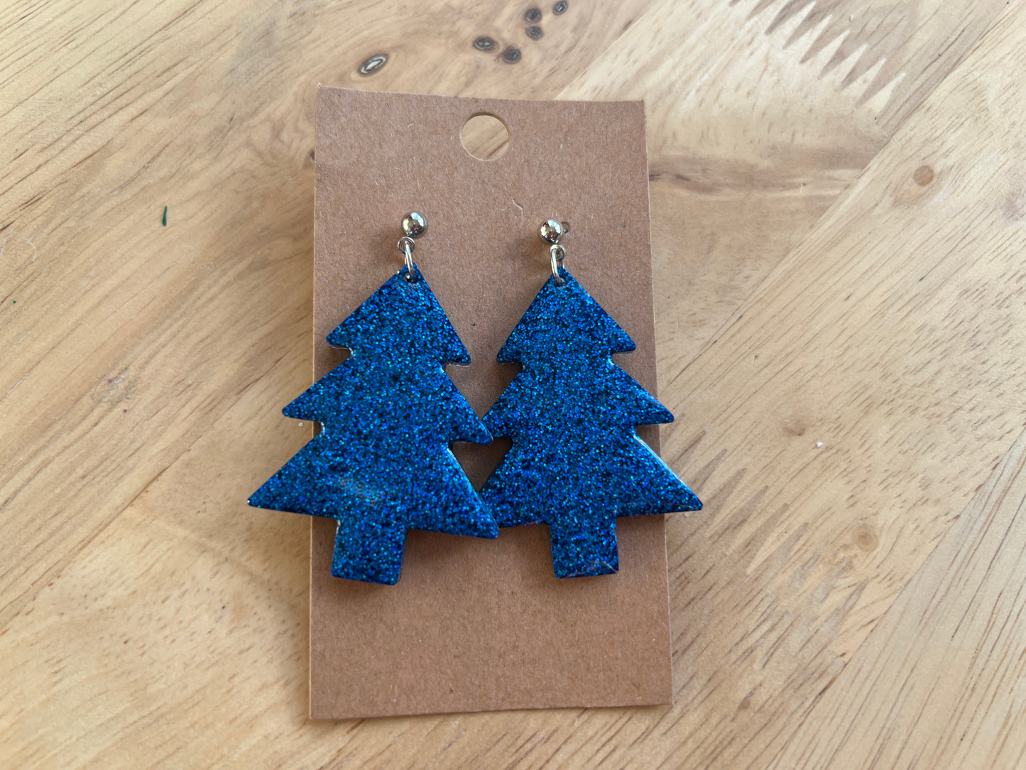 Holografische donkerblauwe kerstboom oorbellen met knoopje SKU 14