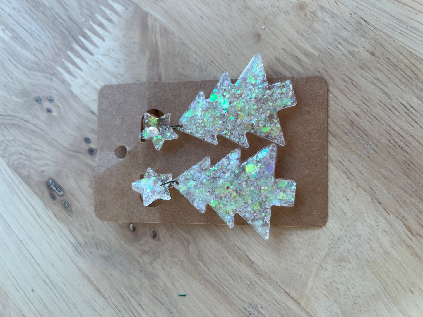 Doorzichtige glitter kerstboom oorbellen met ster en flakes SKU 15
