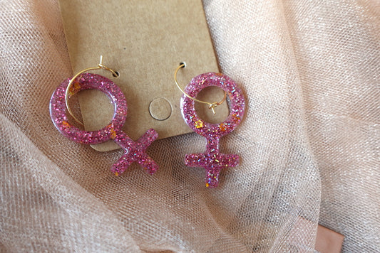 Roze-rode glitter oorbellen Girl Power hoops goudkleurig (met koperen accentjes)