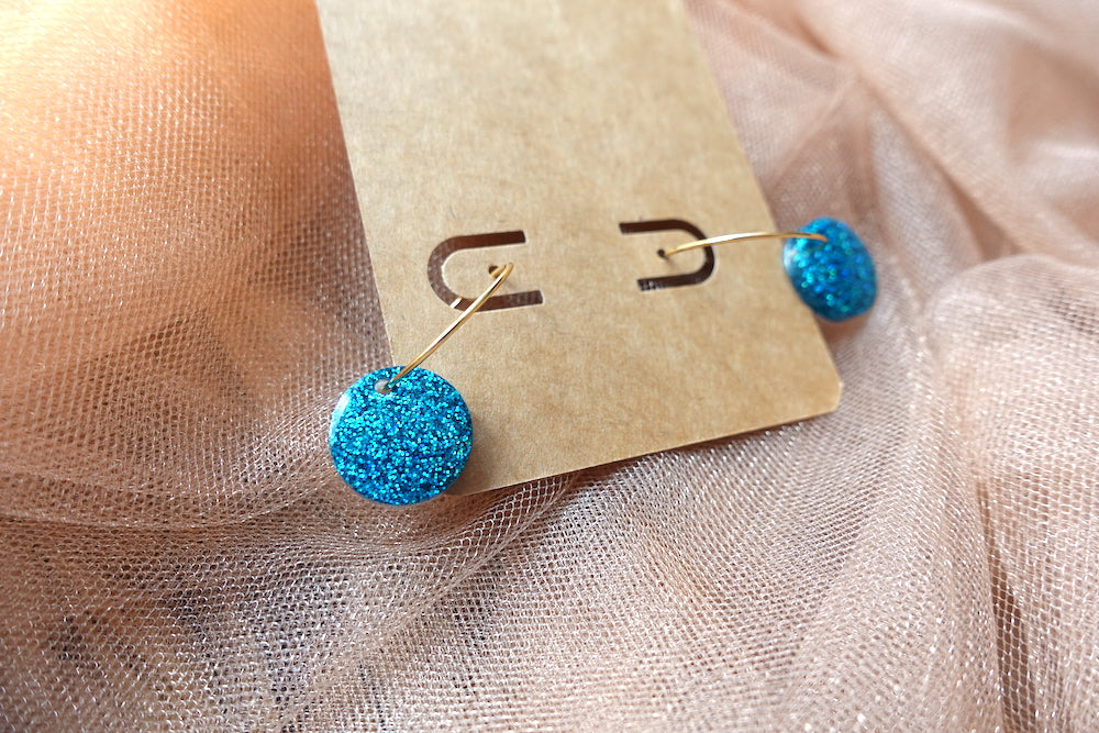 Turquoise holografische glitter oorbellen (mini): hoops goudkleurig