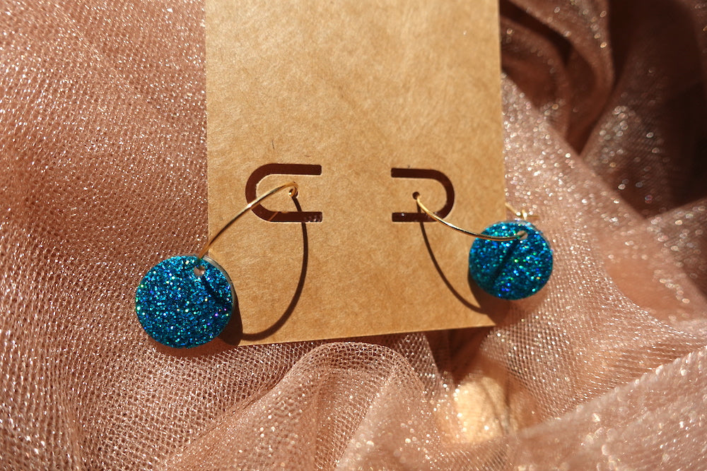 Turquoise holografische glitter oorbellen (mini): hoops goudkleurig