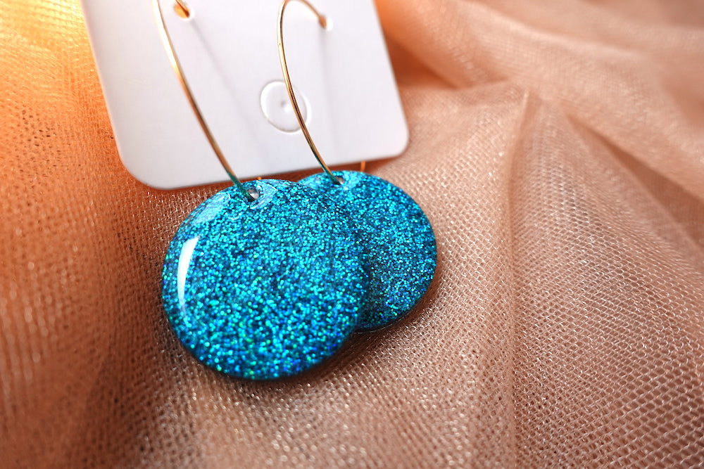 Turquoise holografische glitter oorbellen (medium): XL hoops goudkleurig