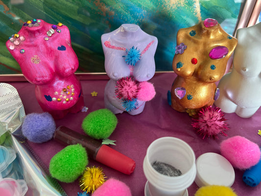 Babyborrel babyshower activiteit: zwangere buiken schilderen en versieren (DIY box)