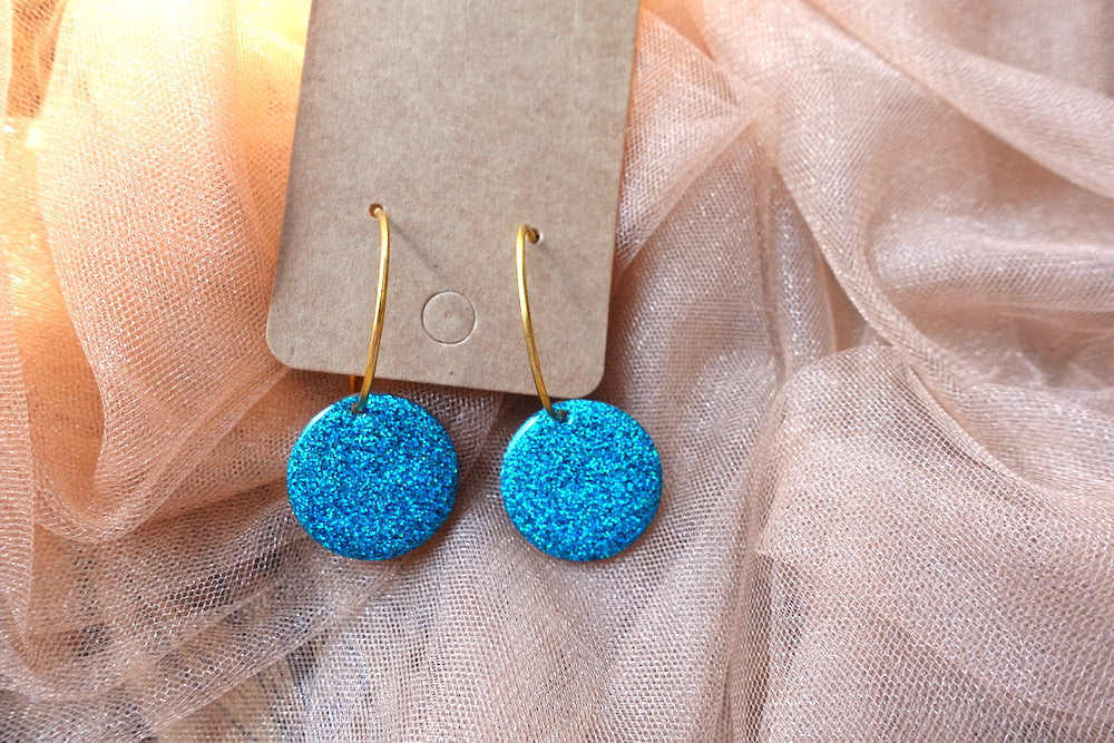 Turquoise holografische glitter oorbellen (medium): dikkere hoops goudkleurig