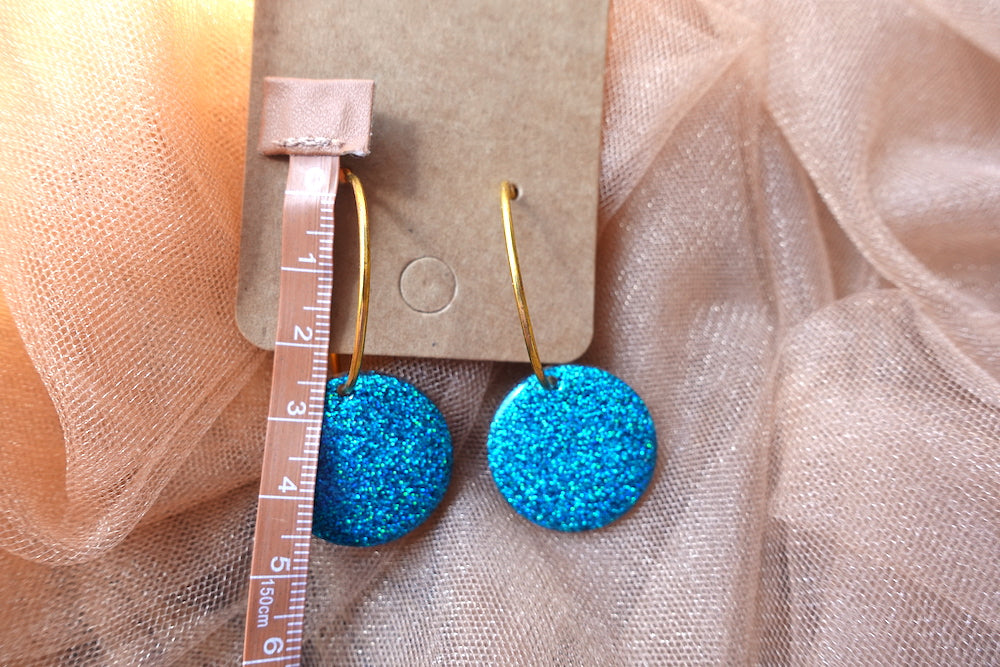 Turquoise holografische glitter oorbellen (medium): dikkere hoops goudkleurig
