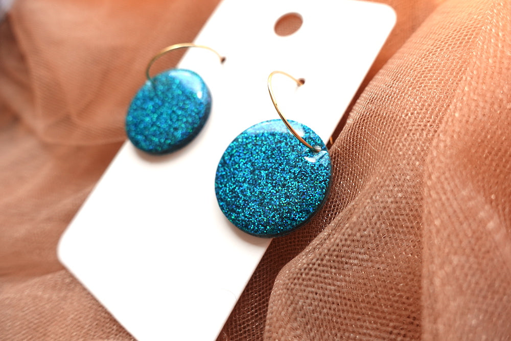 Turquoise holografische glitter oorbellen (medium): hoops goudkleurig