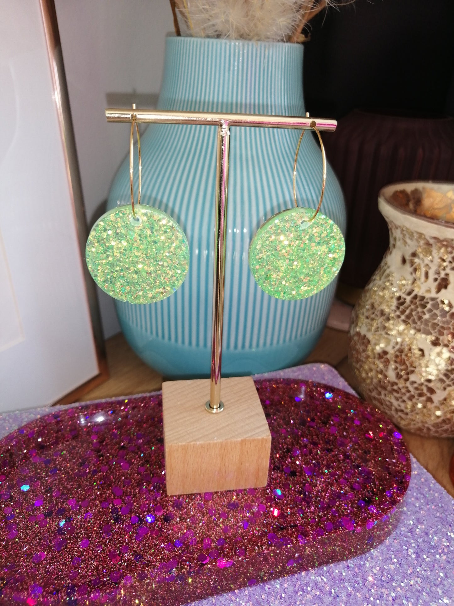 Licht groene statement oorbellen met glitter - goudkleurige hoops