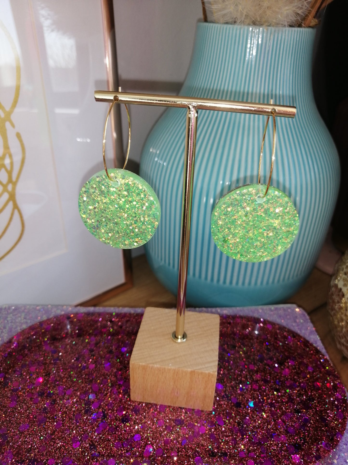 Licht groene statement oorbellen met glitter - goudkleurige hoops
