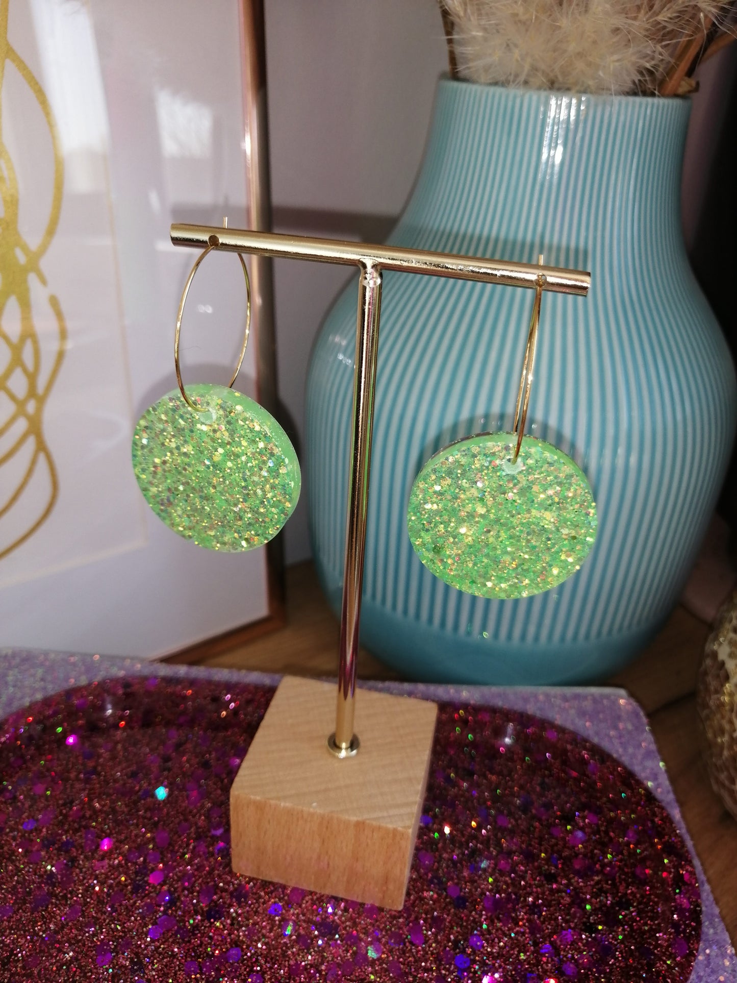 Licht groene statement oorbellen met glitter - goudkleurige hoops