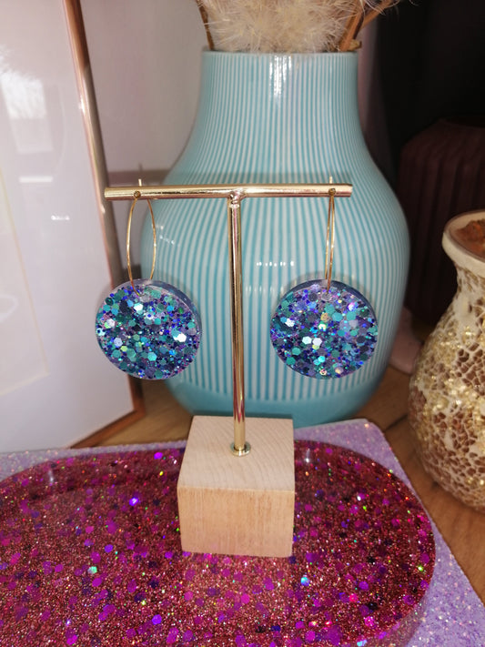 Blauw-paarse glitter oorbellen - goudkleurige hoops