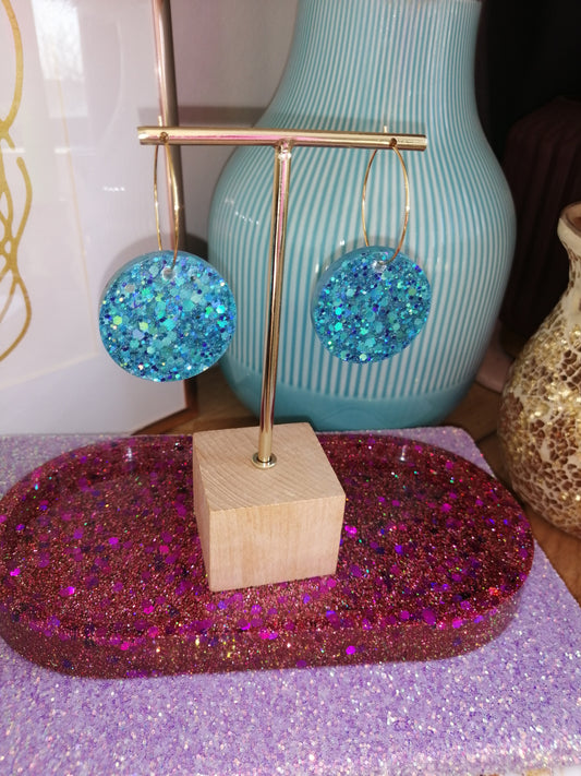 Turquoise blauwe glitter oorbellen - goudkleurige hoop
